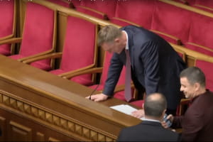 Под крики 