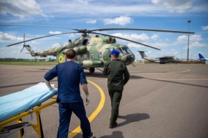Тяжелораненого под Марьинкой нацгвардейца доставили на вертолете в Киев