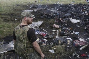 Терористи мародерствують на місці авіакатастрофи та заважають спеціалістам