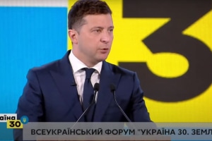 Зеленский подписал ключевой закон, запускающий земельную реформу в Украине