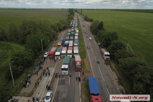 Під Миколаєвом далекобійники кілька годин перекривають трасу – чого вимагають