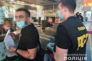 Санкції РНБО: Україна видворила 10 кримінальних авторитетів, ще 17 залишилися без документів 