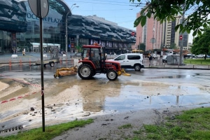 Біля ТРЦ Ocean Plaza прорвало водогін: яка ситуація на місці події – включення
