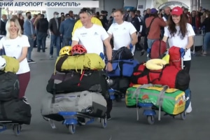 Підкорили Еверест: українських альпіністів евакуювали з Непалу – включення з аеропорту
