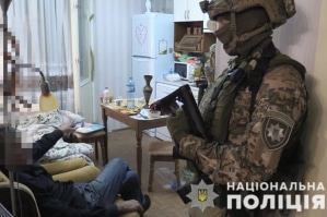 В Киеве пенсионер влез в окно квартиры на 9-м этаже и взял в заложницы хозяйку