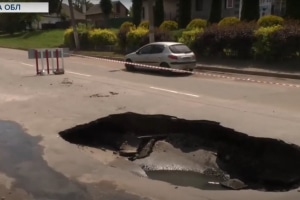 Аварія на колекторі в Золотоноші: дорога провалилася разом із машиною, пів міста без води – подробиці