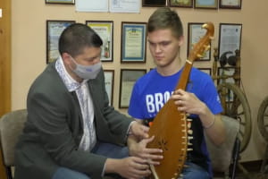 Три роки наполегливості: незрячий школяр з Харкова власноруч змайстрував бандуру