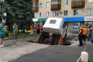 В центре Житомира под асфальт провалился грузовик