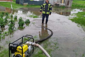 В Одесской области откачивают воду из пруда во избежание прорыва дамбы