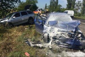 На Миколаївщині сталася ДТП трьох автомобілів і вантажівки – серед потерпілих діти