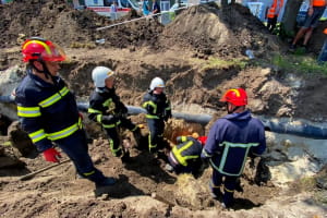 В Тернополе во время ремонтных работ засыпало землей двух мужчин: есть погибший 