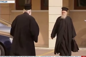 У Греції священник, якого збиралися відлучити від церкви, облив кислотою сімох митрополитів