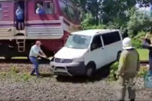 Хотів проскочити на червоне світло: біля Харкова мікроавтобус потрапив під потяг