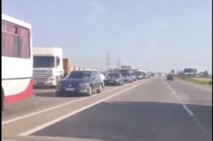 К морю на длинные выходные: на въездах на украинские курорты образовались километровые пробки