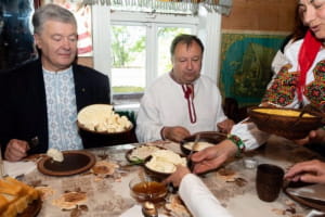 Первый украинский продукт признан в Европе: Порошенко посетил семью мастеров-сыроделов