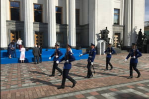 В Киеве начались торжества по случаю 25-й годовщины принятия Конституции Украины 