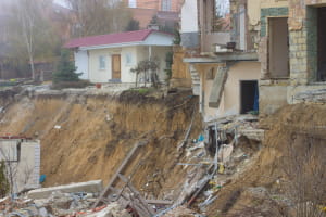 В результате масштабного оползня в Японии без вести пропало более 20 человек