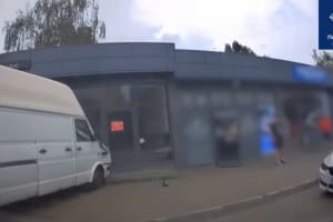 В Днепропетровской области у водителя микроавтобуса случился приступ эпилепсии: он въехал в два авто