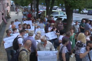 "Судять тих, хто відстоює інтереси України": під судом у Києві зібрався мітинг на підтримку героя оборони Маріуполя, генерала Павловського