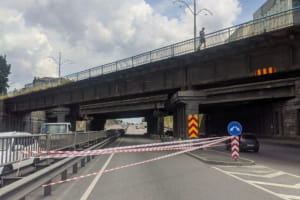 В Киеве обвалилась часть Берестейского моста – обломок бетона упал на "ГАЗель"