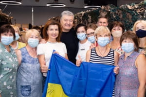 Захист від ворожого спостереження: сім'я Порошенків та волонтери сплели маскувальні сітки для ЗСУ