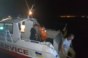 У Маріуполі підлітка на надувному матраці віднесло в море
