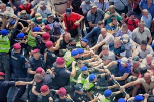 Пенсіонери МВС прорвали огорожу біля Ради на акції за перегляд пенсій – відео