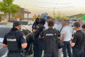 Под Одессой мужчина устроил стрельбу из автомата на 