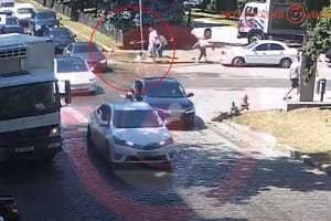 Дівчина провалилася під асфальт у Дніпрі: ледве витягли – подробиці інциденту