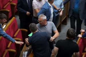 Получил кулаком по лицу: в Верховной Раде подрались народные депутаты – видео