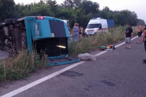 На Луганщині перекинулась маршрутка із пасажирами: є потерпілі