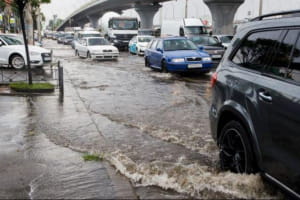 Підтоплення двох станцій метро та затори: у Києві після зливи стався транспортний колапс – фото, відео
