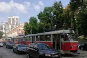 У Києві на Подолі утворився затор із трамваїв на сотні метрів – яка причина