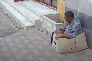 У Чернівцях співробітники Служби фінансового моніторингу та охорони зцілили жебрака "без ніг"