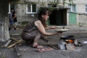 У Луганську для картинки LifeNews терористи розстріляли пункт видачі гуманітарки