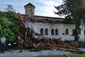 Україною прокотилася негода: повалені дерева, підтоплені та знеструмлені міста