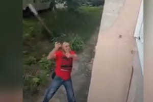 Не дали паркуватися на клумбі: у Житомирі чоловік помстився сусідам, розбивши їм лопатою вікна – відео
