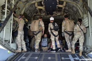 Спільні навчання США та України: українські спецпризначенці десантувалися з американського літака – фото 