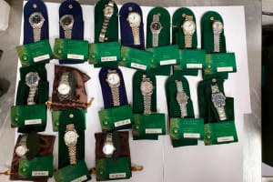 У "Жулянах" литовець намагався незаконно пронести 16 годинників Rolex