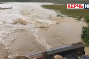 Оккупированную Керчь затопило: местных жителей призвали готовиться к возможной эвакуации
