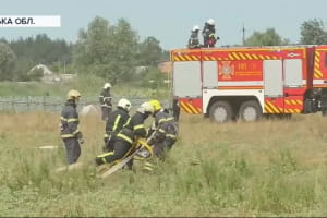 Лесники и спасатели тренировались тушить лесные пожары в Харьковской области: как это было
