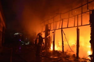 В Одесі сталася масштабна пожежа в торгових павільйонах із конфіскатом – фото