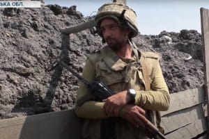 Потужні вибухи і рясні обстріли: російські найманці регулярно атакують Золоте – як діють оборонці