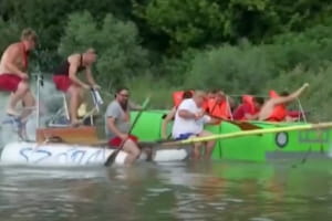 Весело та екологічно: в Угорщині відбулися змагання на саморобних човнах 