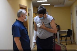 Лікарі врятували життя мешканцю Красногорівки, квартиру якого знищили два снаряди