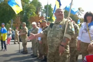 С фотографиями павших воинов и "приветом" Путину: в Киеве начался торжественный Марш защитников Украины – включение