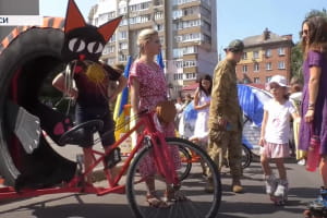 Соревнования тарантасов: как в Черкассах 16 самодельных тачек спускались с Замковой горы