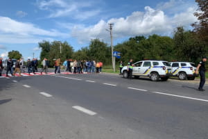 На Івано-Франківщині люди перекрили трасу та вимагають ремонту дороги