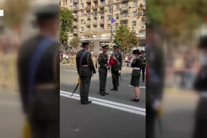 "Вона сказала "Так!": у Києві військовий на репетиції параду під овації освідчився коханій