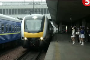 Здатна розвивати швидкість до 160 км/год: у Києві випробовують нову швейцарську електричку